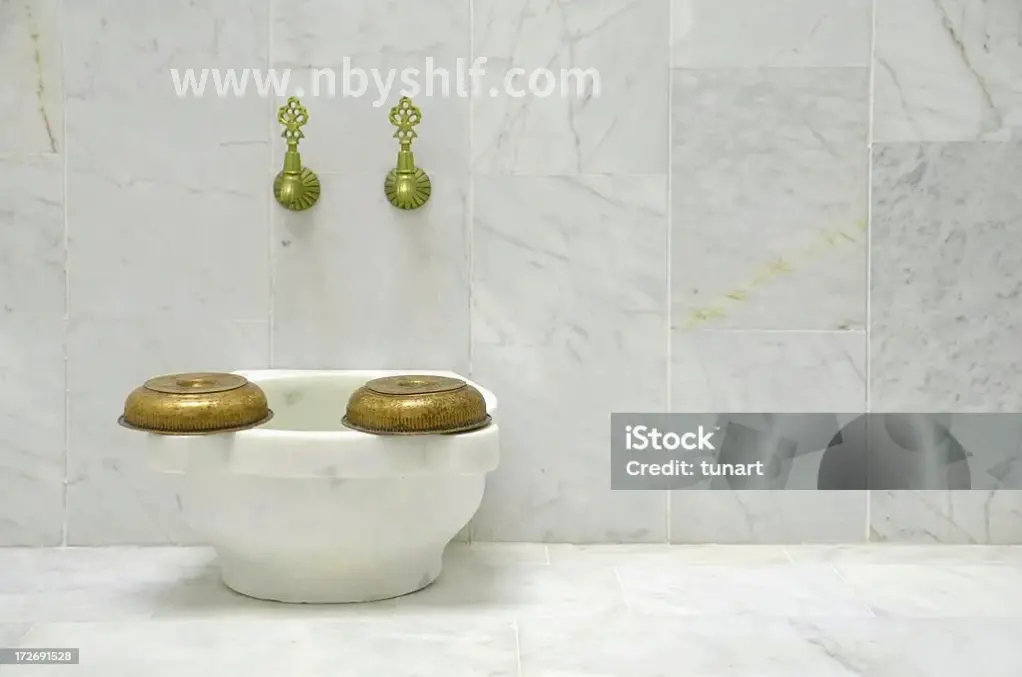 按摩师在进行腿部按摩