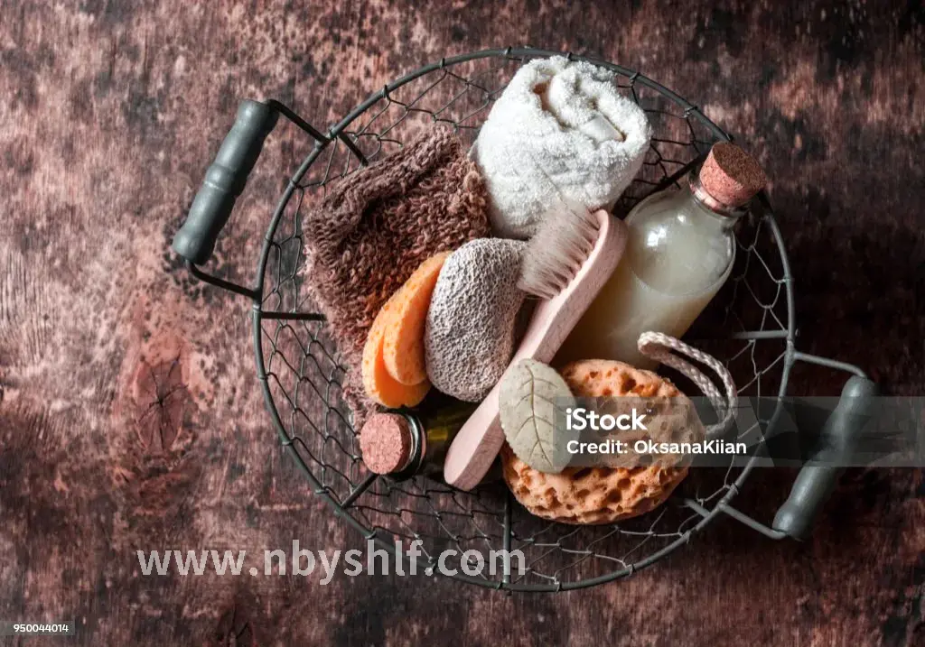 技师为顾客按摩背部